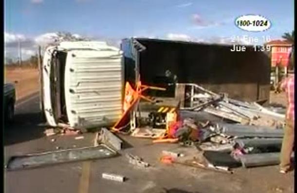 Volcón de camión dejó 1 muerto y más de 5 lesionados